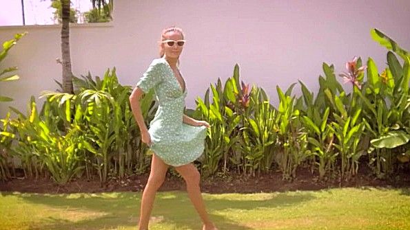 Барышня раздевается догола в саду и хочет дрочить