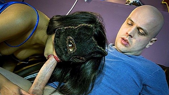 Девица в латексном наряде занялась пикантным трахом