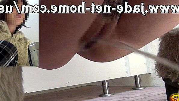 Скрытая камера ловит молодых японок на писсинге