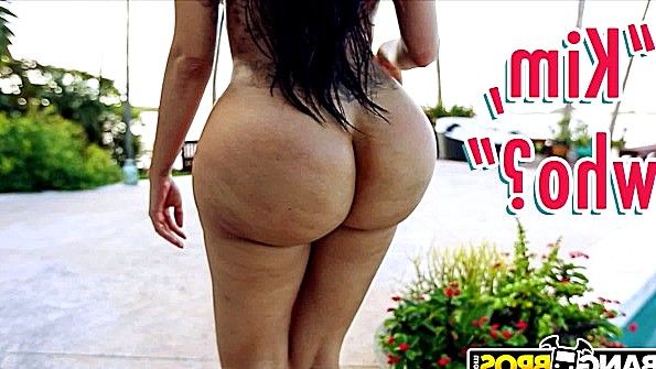 Снял с дамочки купальник и стал ее жестко ебать