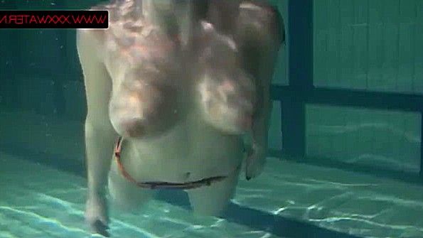 Сняла белье в бассейне и стала тихонько плавать