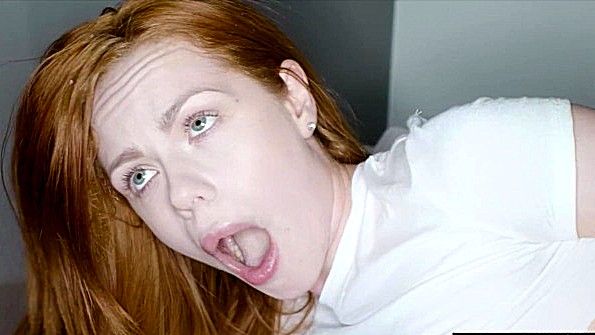 Рыжая стерва умудряется ебаться во все отверстия