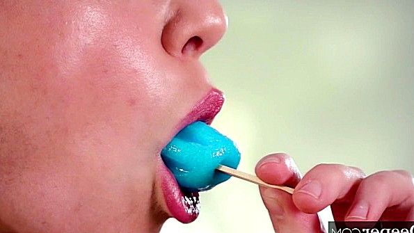 Поела мороженое и захотела сделать минет