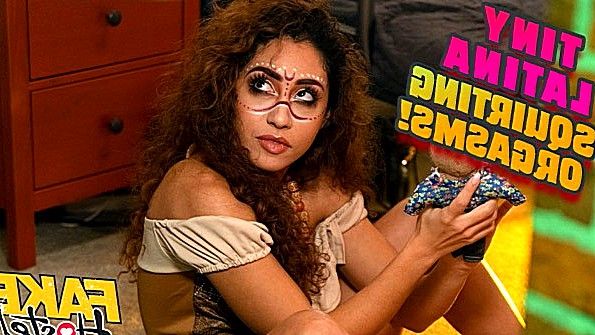 Ебет мулатку по всему номеру хостела и доставляет кайф