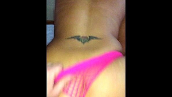 Жена в развратных трусиках классно скачет на пенисе