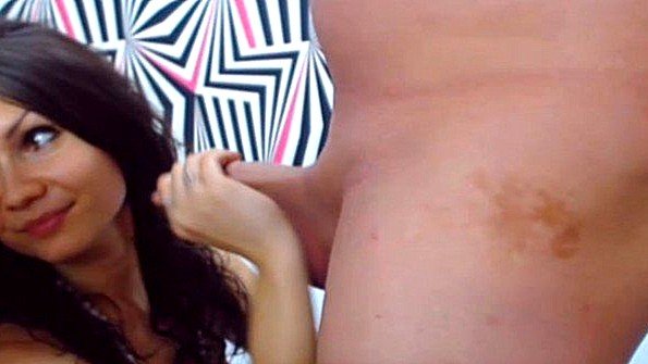 Игривая жена рада поебаться на веб камеру с мужем