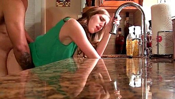 Рука застряла в мойке и пришлось отдаваться раком