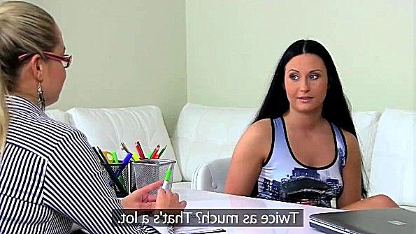 Женщина порно агент увлекла девушку в еблю