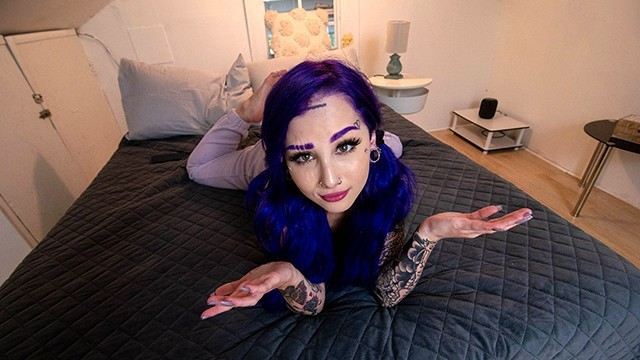 Мелкая сквиртящая сучка с фиолетовыми волосами