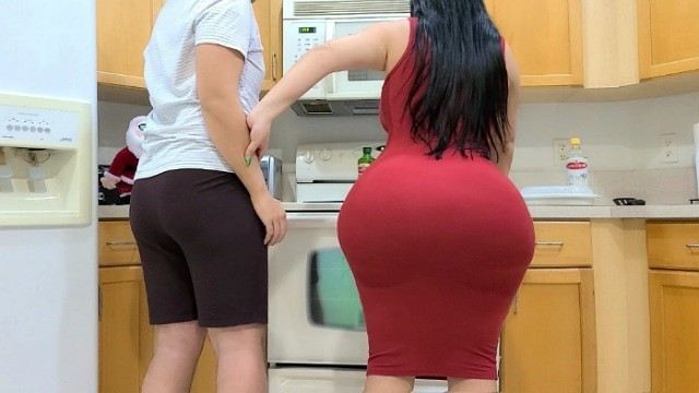 Прекрати трогать меня за задницу! Я же твоя мачеха