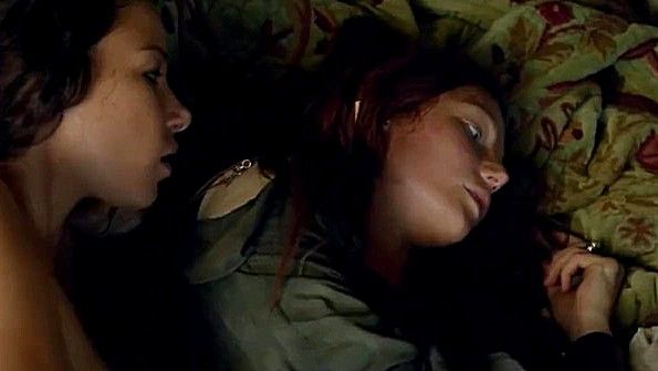 Hannah New и Jessica Parker Kennedy в сцене из фильма