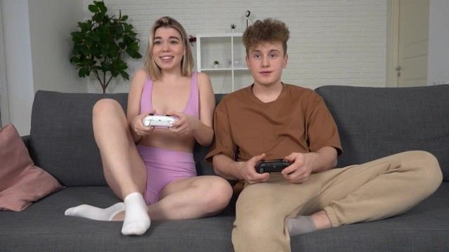 Играем с сестрой в приставку, пока родителей нет дома