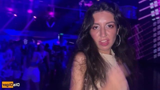 Возбужденная тёлка потащила меня в туалет в ночном клубе