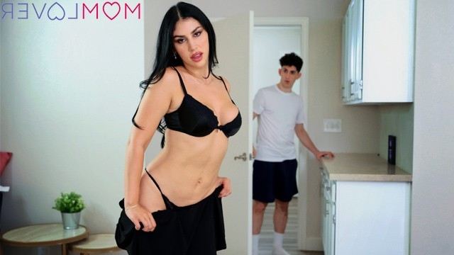 Мама уже была возбуждена и вся мокрая с готовностью на всё