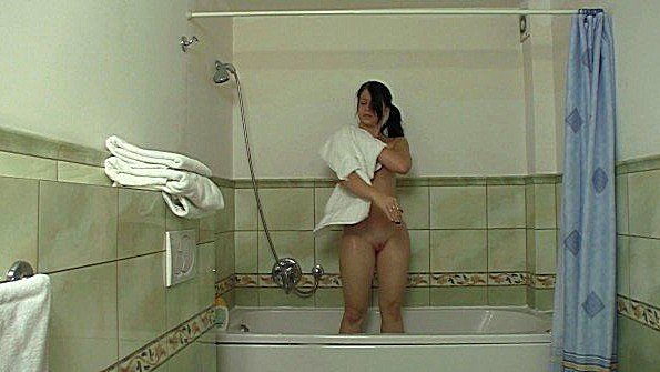 Вымылась в ванной и пришла в кровать поебаться