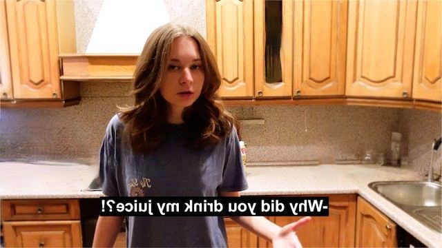 Злая соседка возмущается за выпитый сок на кухне