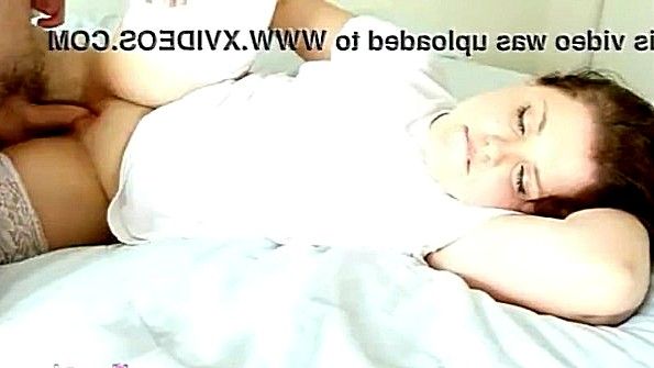 Жена лежит с раздвинутыми ногами до спермы в пизде