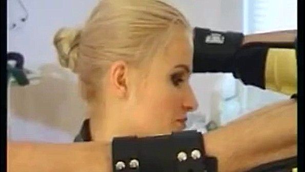 Грубый массаж простаты скованного мужика