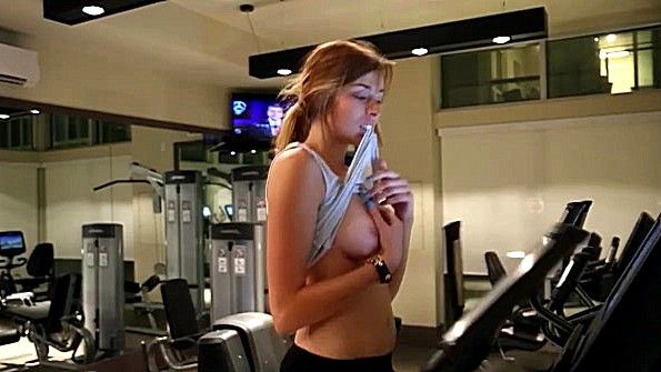 Занимается фитнесом и хочет приласкать грудь