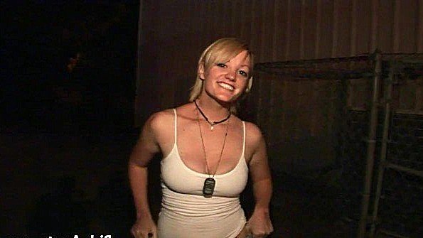 Возбужденная девица показывает прелести на улице