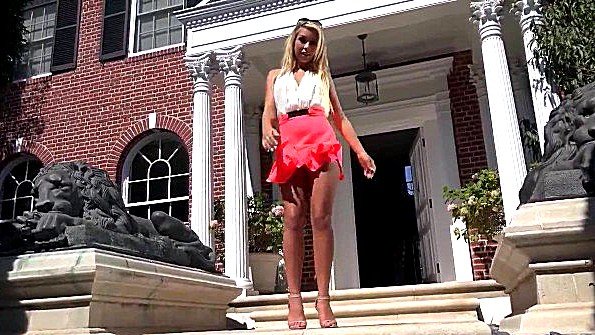 Раздевается во дворе дома и занимается дрочкой