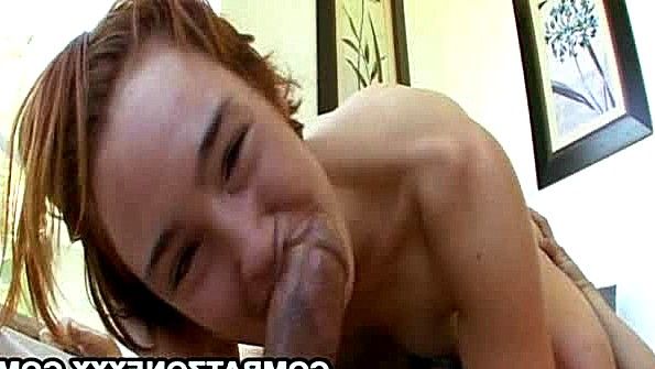 Вылизал пизду девахе и быстро вставил туда свой хуй