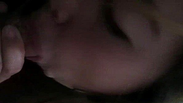 Отсосала хуй чуваку и стала насаживаться на него