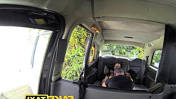 Шикарная девушка ебется с водителем такси