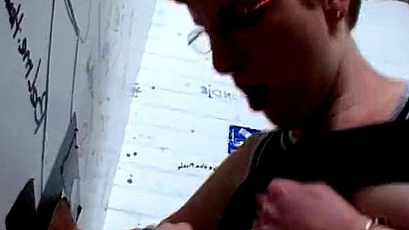 Сидит на унитазе и отсасывает незнакомый хуй