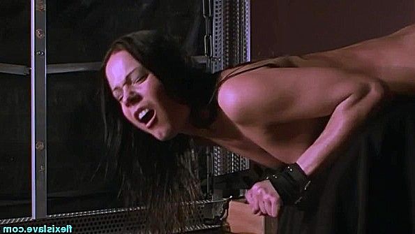 Уложили рабыню раком и готовы начать порку