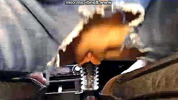 Насаживается пиздой на рычаг коробки передач