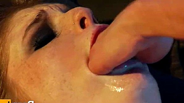 Стерва в чулках принимает в сексе разные позы