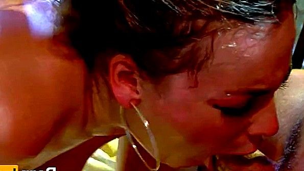 Распутницы агрессивно ебутся с чуваком и ловят наслаждение