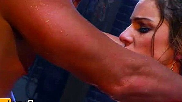 Задрала платье и предложила еблю мускулистому чуваку