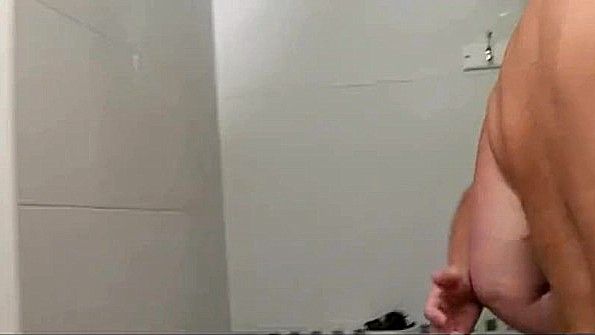 Чувак ебет толстушку в туалете ресторана