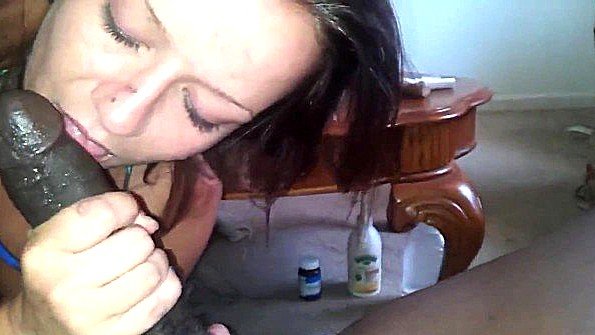 Шлюшка в бикини старательно отсасывает у негра