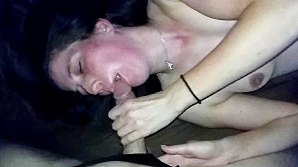 Сосет хуй у мужа пока ее трахает какой-то мужик