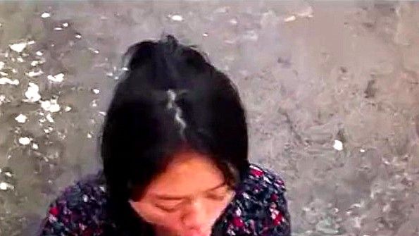 Пошлая азиатка встала на колени ради крутого минета