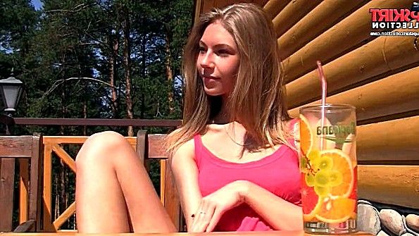 Девушка снимает трусики за столиком в кафе