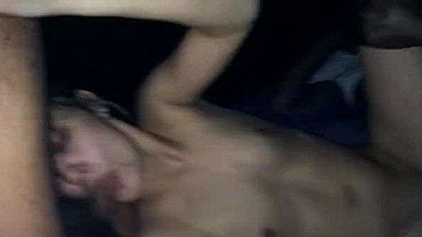 Негр ебет любительницу и кончает в ее сочную вагину