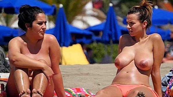 Полуобнаженные любительницы отдыхают на пляже