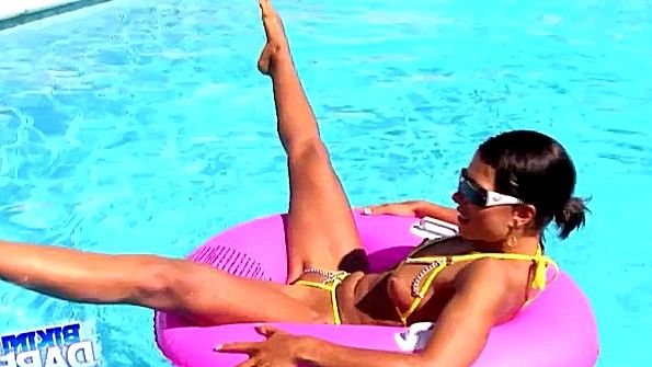 Миниатюрные бикини развратниц не скрывают прелестей