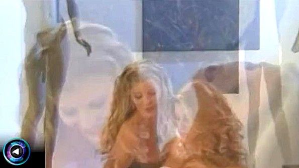 Стеклянный вибратор помогает сучкам получить кайф