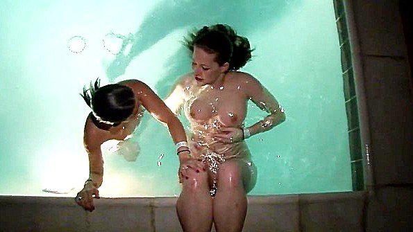 Плавание в бассейне сопровождается лесби ласками