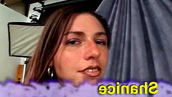 Девица разделась и стала дрочить хуй с отсосом