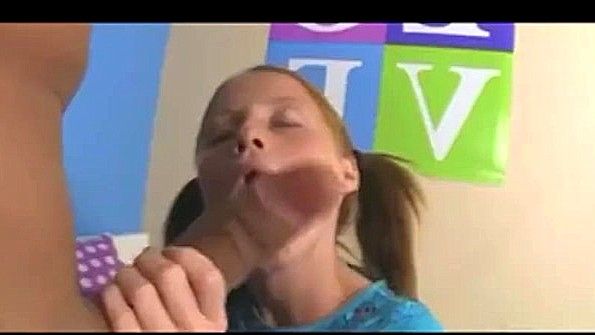 Худая девица сделала минет и стала ебаться грубо