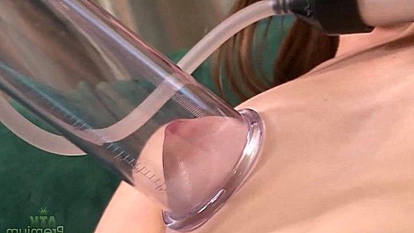 Накачала помпой половые губки ради экстаза