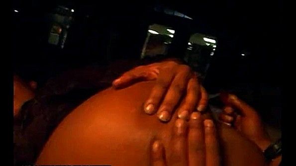 Негритянка отсасывает хуй мужика в машине