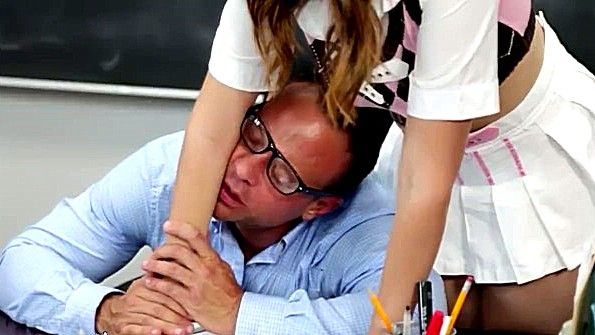 Озабоченная студентка хочет получить хуй учителя