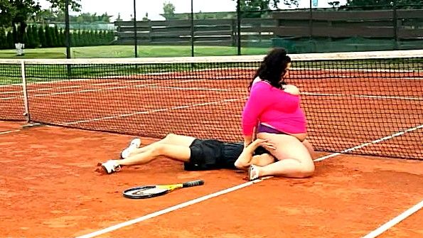 Села пиздой на лицо чувака на корте и наслаждается